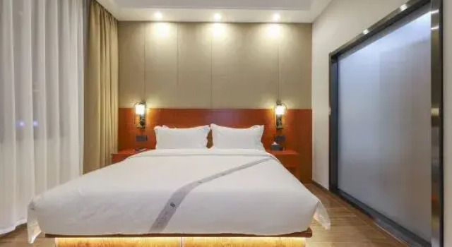 Люкс Business Elong R.YUN Hotel (Wulanchabu Zhiye Railway Station)