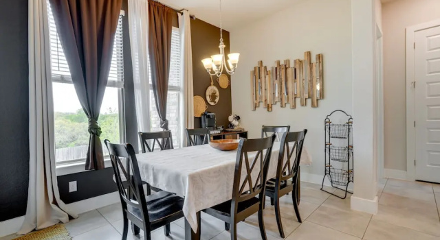 Spacious San Antonio Home: 4 Mi to Seaworld!, Rezerwuj Dom wakacyjny Domki letniskowe w Bexar County, Domek