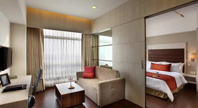 Люкс Premier Mahagun Sarovar Portico Suites