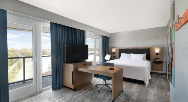 Люкс с балконом Hampton Inn & Suites Watertown Boston, Ma