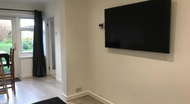 Impeccable 2-Bed Cottage in Dagenham