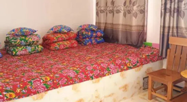 Кровать в общем номере Our Inn (Xuegu Scenic Area Branch)