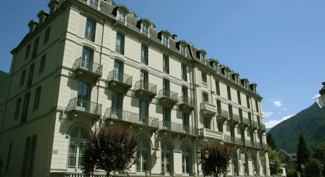 Le Majestic, Buchen Sie Hotel Hotels in Lege mit Pool, Schwimmbad