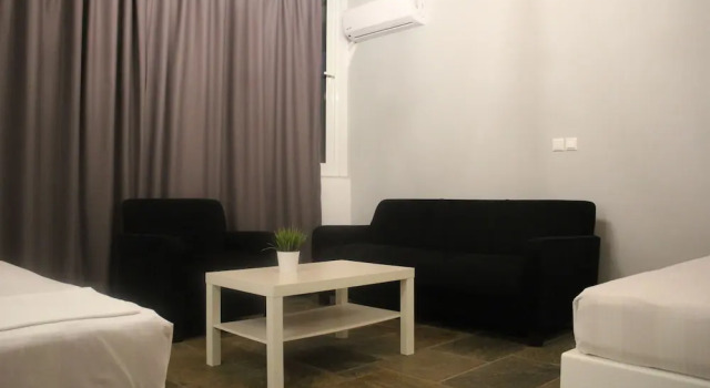 Четырёхместный номер Superior с 2 комнатами с балконом Zeus Hotel
