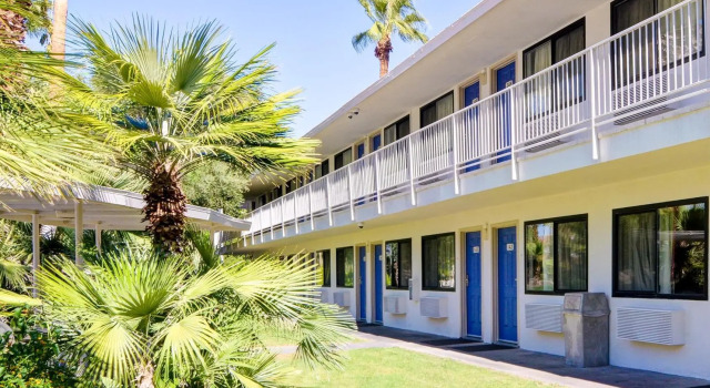 Четырёхместный номер Standard Motel 6-Palm Springs, CA - East - Palm Canyon