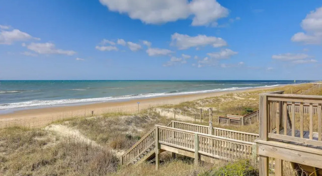 Коттедж Beachfront Emerald Isle Vacation Rental with Deck!