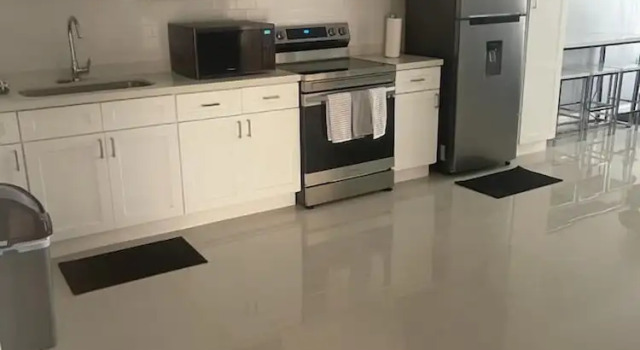 Апартаменты Apartment Sleeps 6 With Pool Access