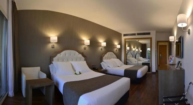 Четырёхместный номер Deluxe Beatriz Toledo Auditorium & Spa