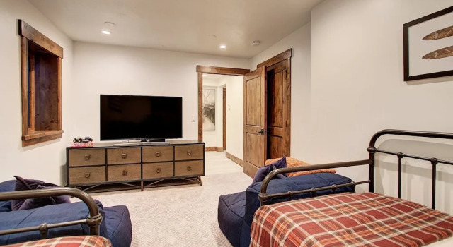 Коттедж Modern 5bdr Right off Main Street w/ Hot Tub Main Street Escape by Avantstay