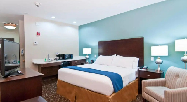 Двухместный люкс Holiday Inn Express & Suites San Antonio Frost Bank Center by IHG