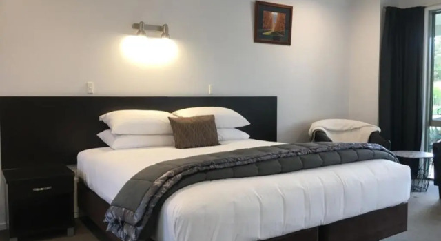 Номер Deluxe Colonial Manor Motel