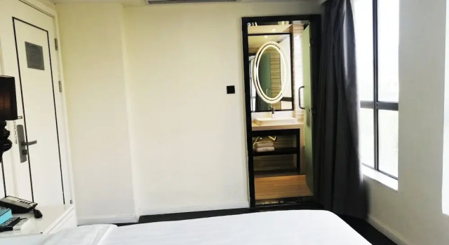 Номер Superior XANA LITE Hotel Shixi Metro Station