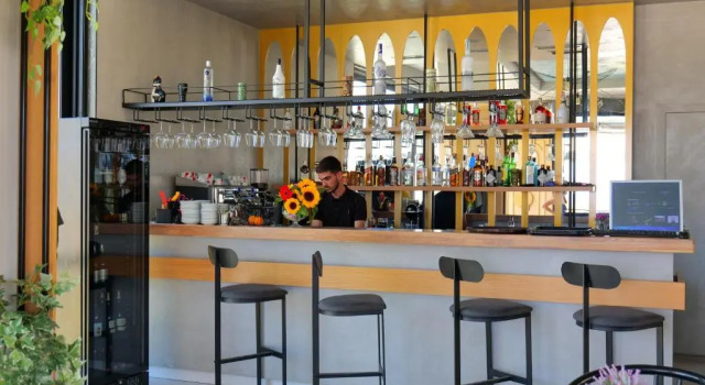 The Peak Hotel & Lounge