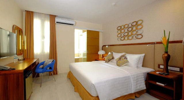 Полулюкс One Central Hotel & Suites