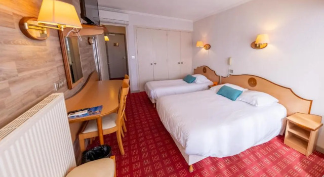 Номер Standard Logis Hôtel & Restaurant Mediterranee
