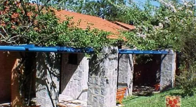 Кровать в общем номере Hotel Bougainville