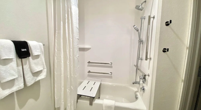 Четырёхместный номер Standard Holiday Inn Express & Suites Elyria by IHG
