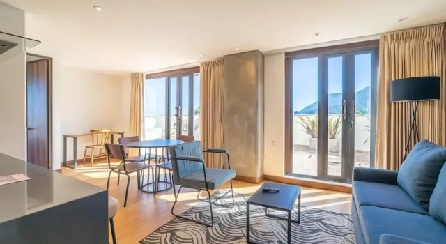Stylish 2 Masters w Patio View