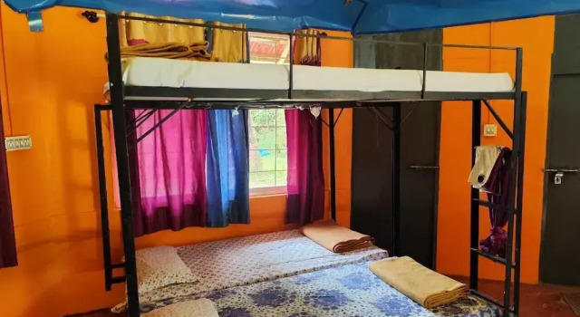 Rising Surya Homestay, Prenota Hotel Hotel a Kushalnagar con parcheggio, Parcheggio