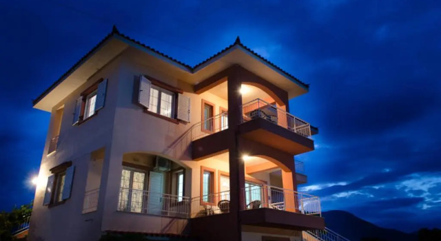 Lakis Apartments