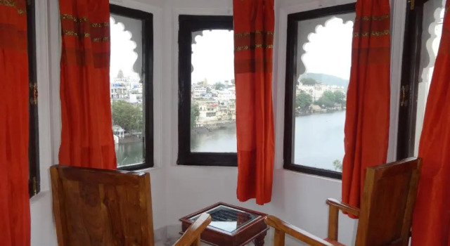 Люкс с видом на озеро Jarokha Haveli