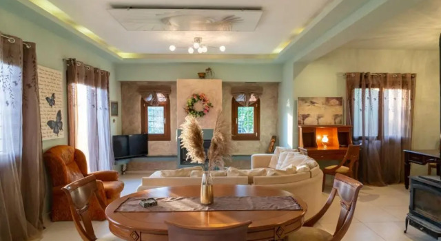 Коттедж Villa Evzimthea, a wonderful house in the woods