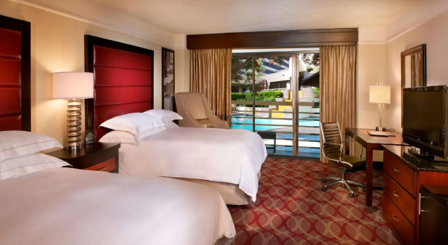 Четырёхместный номер Standard с видом на бассейн Hilton College Station & Conference Center