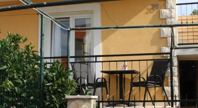 Apartments Ivan & Ana, Prenota Appartamento Hotel a Croatian Islands con parcheggio, Parcheggio