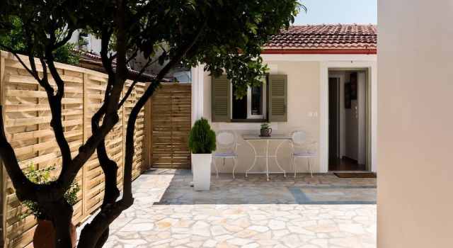 Коттедж c 1 комнатой ALS Holiday Houses by Konnect, 900m from Ipsos Beach