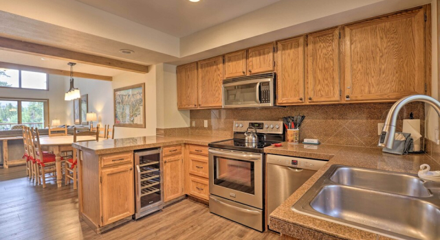 Апартаменты Walk to Lift: Townhome w/ Shuttle in Breckenridge!