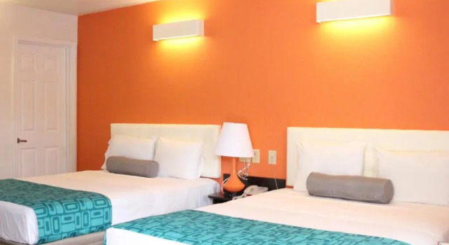 Четырёхместный номер Standard Howard Johnson by Wyndham Lake George