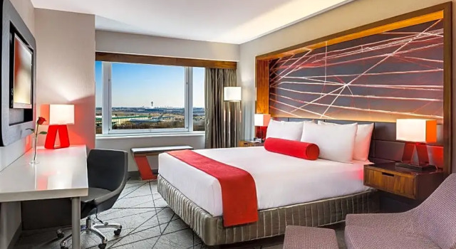 Четырёхместный номер Deluxe Crowne Plaza JFK Airport