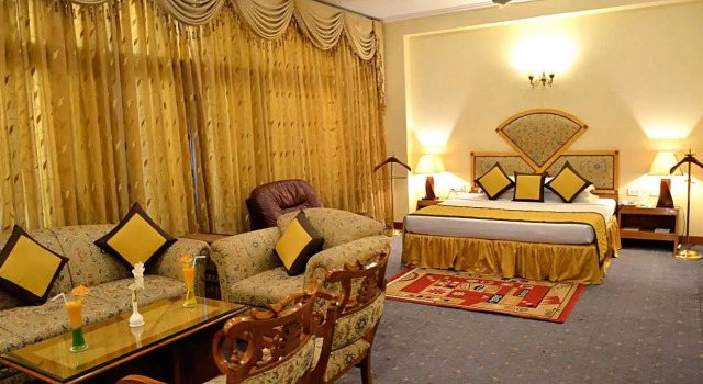 Hotel Meraden Grand