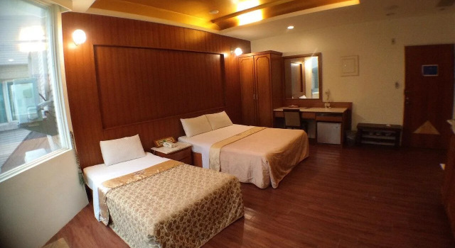 Debonair Hotel