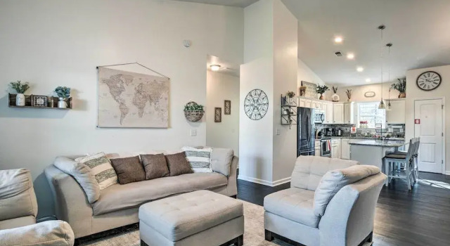 Peaceful Travelers Rest House: Yard & Deck
