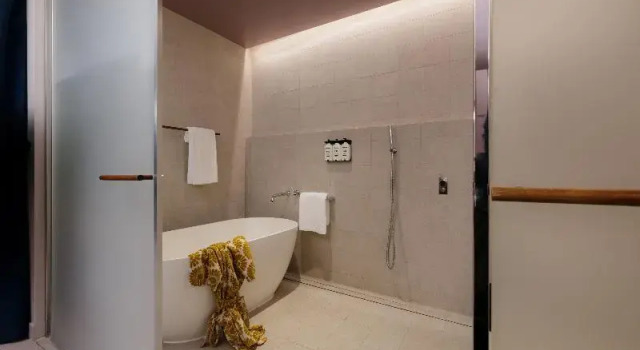 Люкс с балконом и с красивым видом из окна Hotel Indigo Sydney Potts Point by IHG
