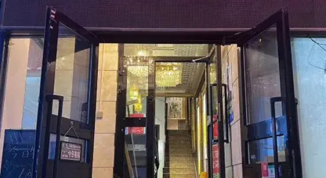 Hairui Business Hotel (Urumqi First People's Hospital)