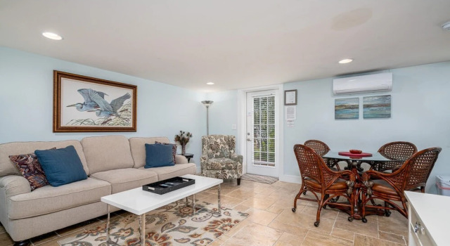428 Palermo Circle by Coastal Vacation Properties, Забронировать Дом для отпуска Отели в центре Форт-Майерс-Бич, в центре