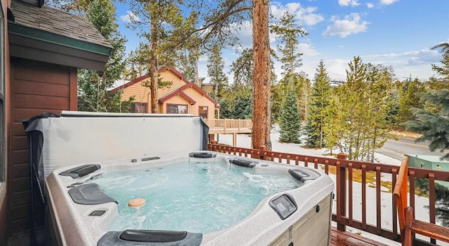 Ski Hill Chalet 3 Bedroom Home by RedAwning