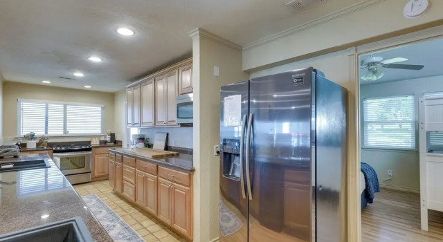 Коттедж с 3 комнатами с балконом Lakefront Montgomery Home w/ Porch & Dock!