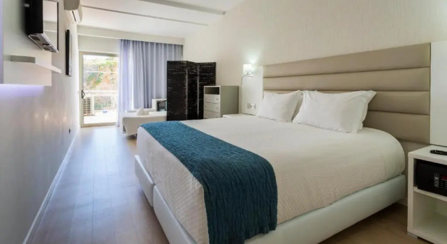 Трёхместный номер Carvi Beach Hotel