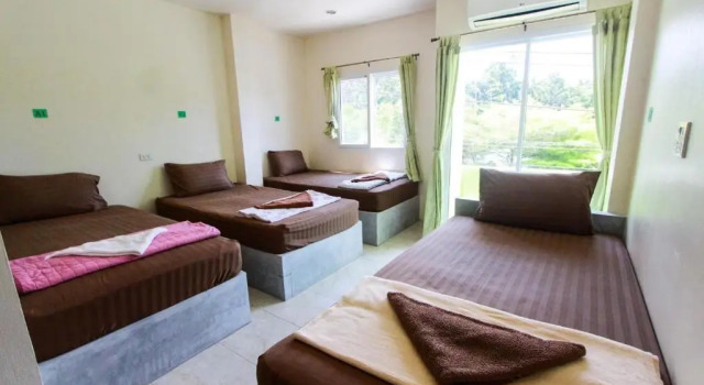 Кровать в общем номере Lucky house Koh Tao