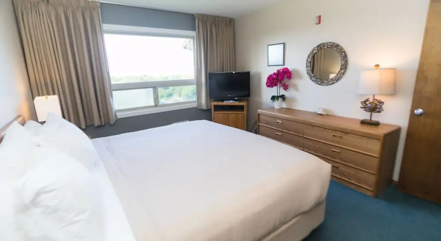 Люкс с 2 комнатами с балконом и с видом на океан Canterbury Inn