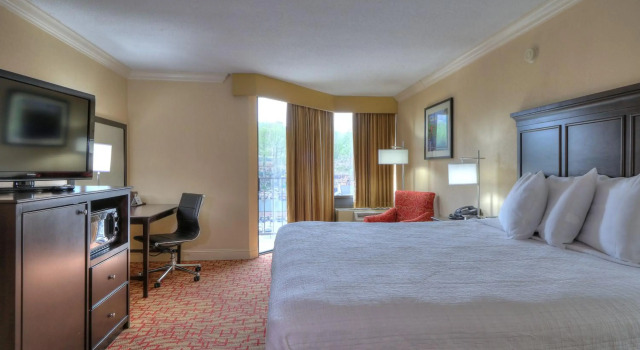 Edgewater Hotel - Gatlinburg, Забронировать Отель Отели Гатлинберг 3 звезды, рядом с Hillbilly Golf, 3*