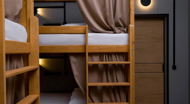 Cama en dormitorio compartido SevenCorners