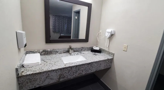 Четырёхместный номер Standard Crescent Park Motel & Suites