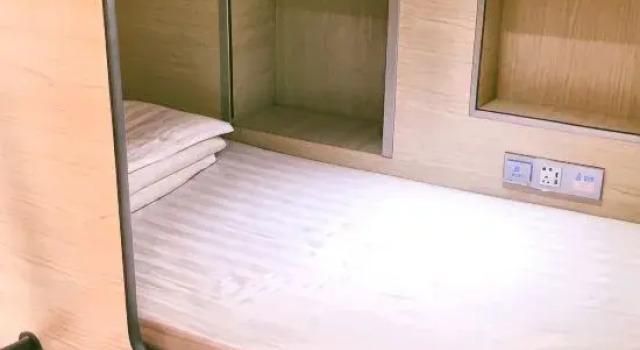 Мужская капсула Deluxe Qiyou Capsule Youth Hostel