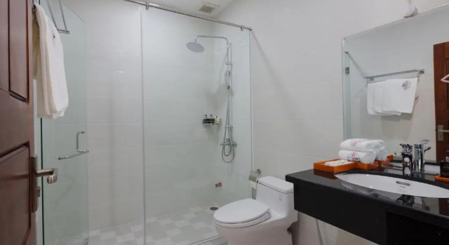Трёхместный номер Standard с балконом Phuc Ngoc Hotel