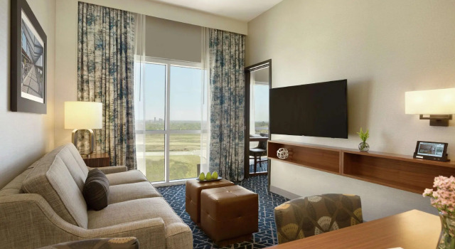 Четырёхместный люкс с 2 комнатами Embassy Suites by Hilton Denton Convention Center