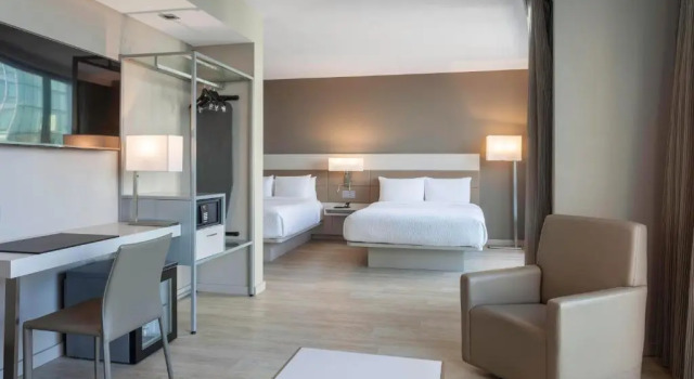 Четырёхместный люкс с балконом и с видом на океан AC Hotel by Marriott Miami Beach
